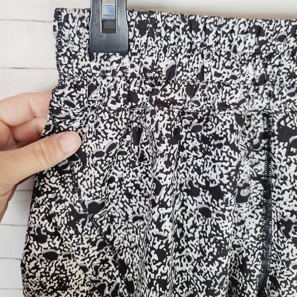 Lululemon Tracker Short V 4" Inch Sporadic Black Rhino Grey, sz 4 - Picture 3 of 7